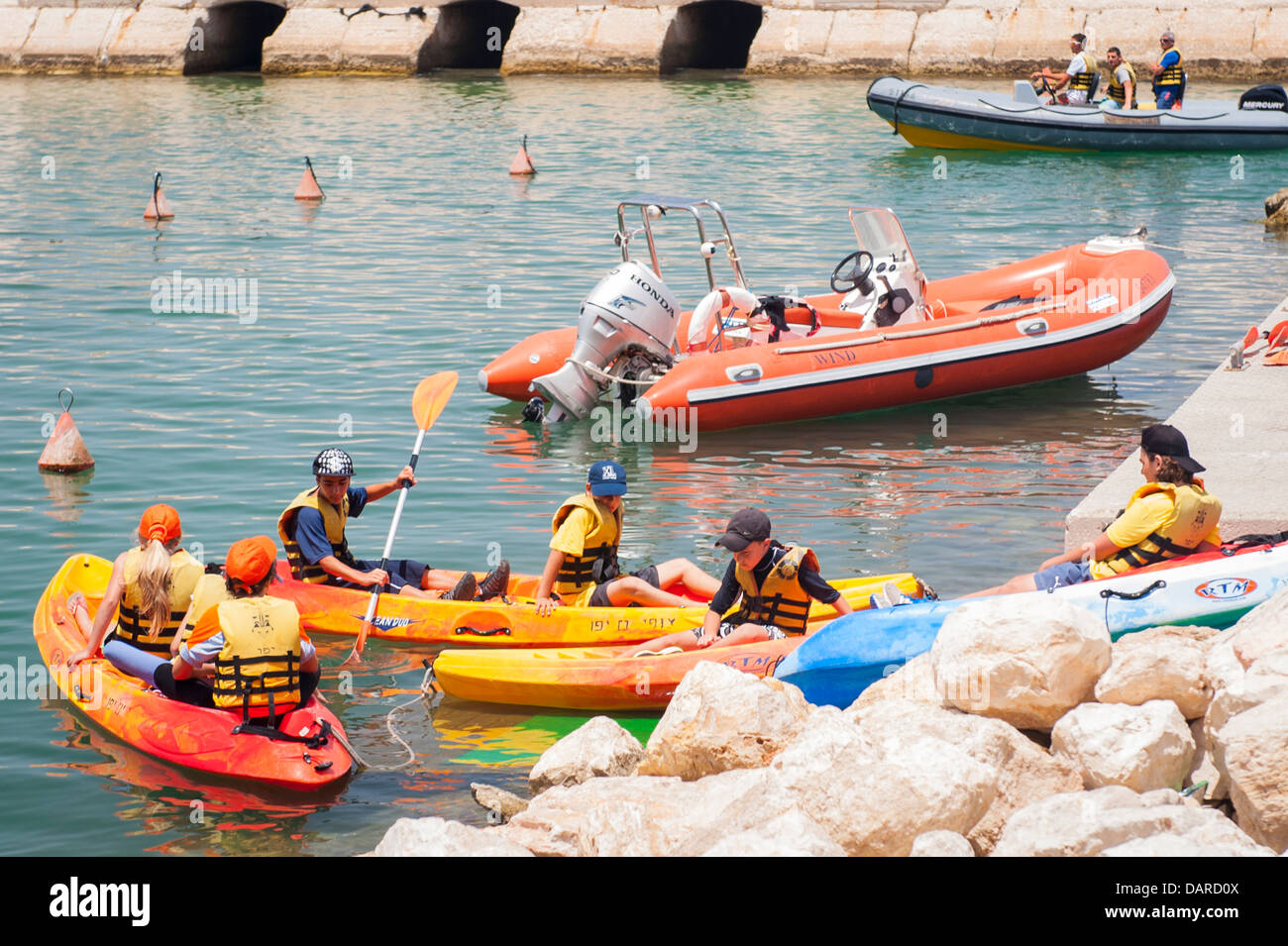 Israel, Jaffa Jafo alten Stadthafen, Hafen Hafen Kai Kai Kleinkinder Kinder Kanus Kajaks Paddel Tierkreis Felsen Bojen Stockfoto