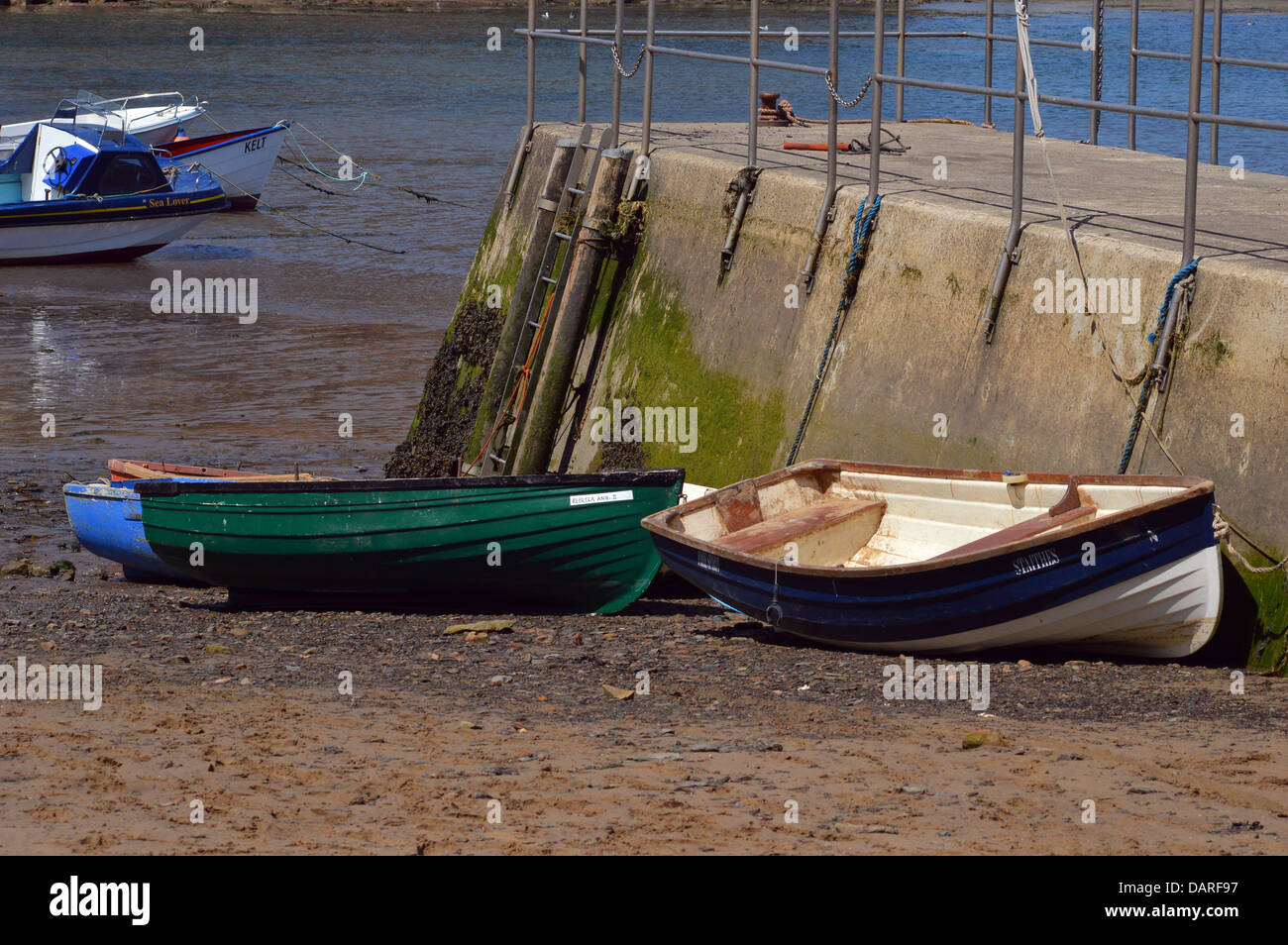 Kleine Boote vor Anker am Strand am Staithes Hafen Stockfoto