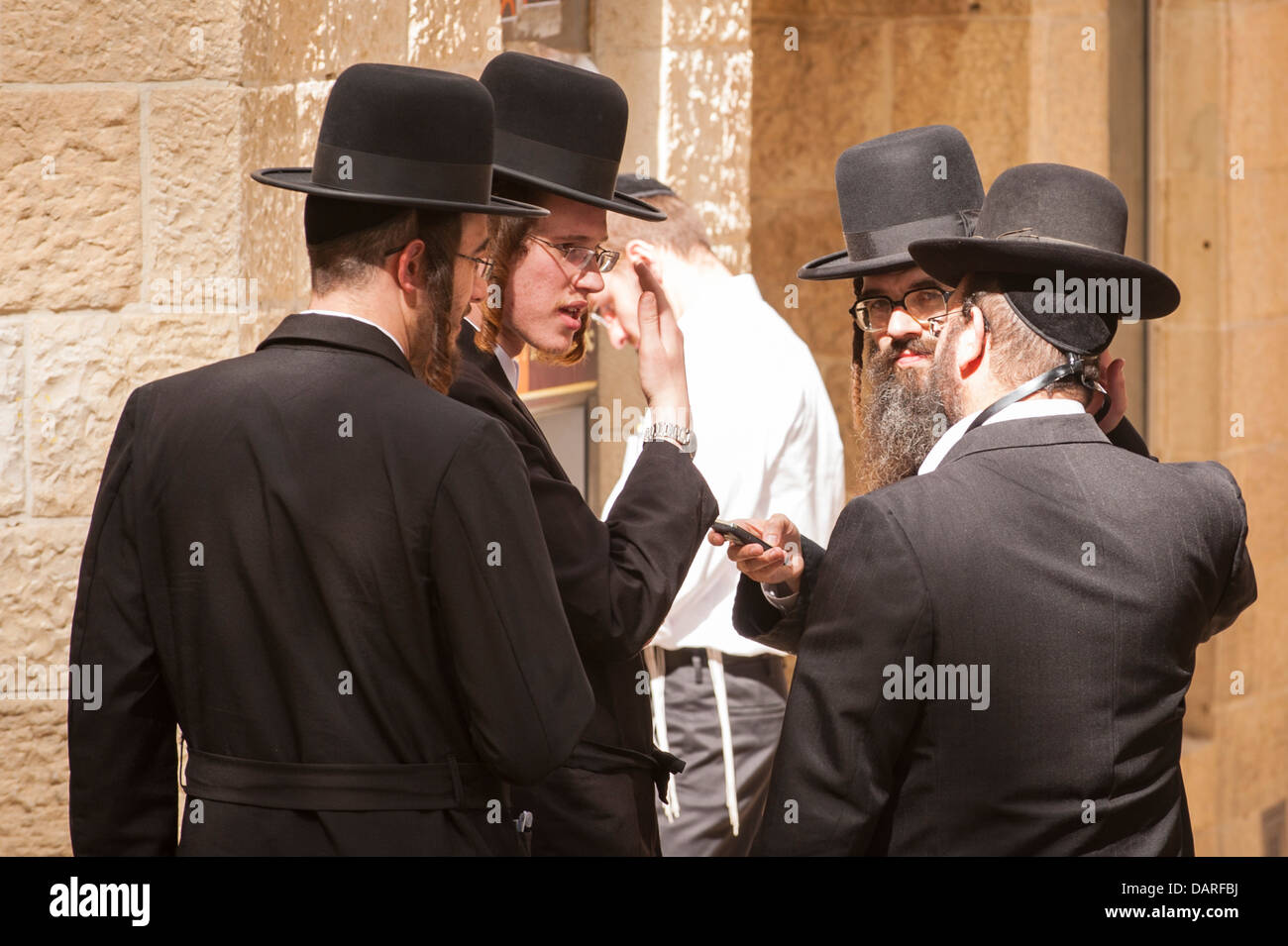 Israel Jerusalem Altstadt schwarzen Hut Gruppe der ultra-orthodoxen jüdischen Männern Chabad Lubawitsch chassidischen Stirnlocken payot payos Stockfoto