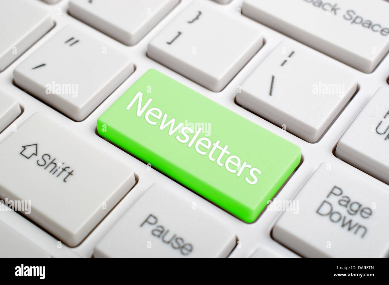 Newsletter auf Tastatur Stockfoto
