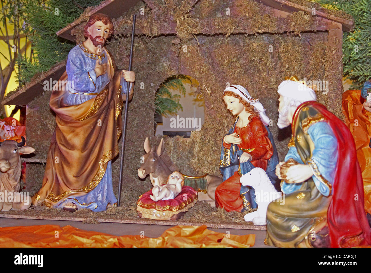 Weihnachtskrippe von der Geburt Jesu in einem alten Haus in der Nähe von Bethlehem mit Josef, Maria und drei Hirten Stockfoto