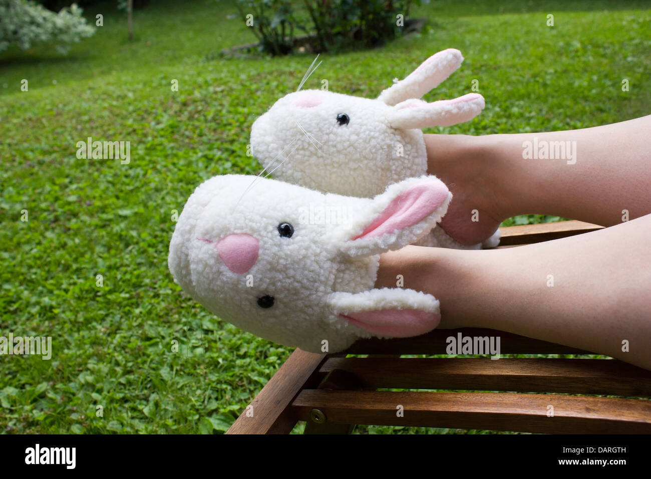Häschen-Pantoffeln tragen - Stockfotografie: lizenzfreie Fotos © penywise  2133177