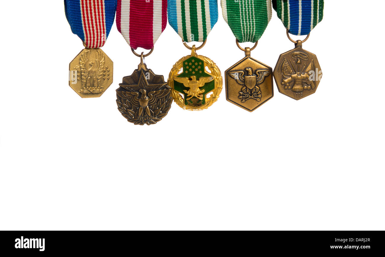 Verschiedene militärische Auszeichnungen auf weißem Hintergrund Stockfoto