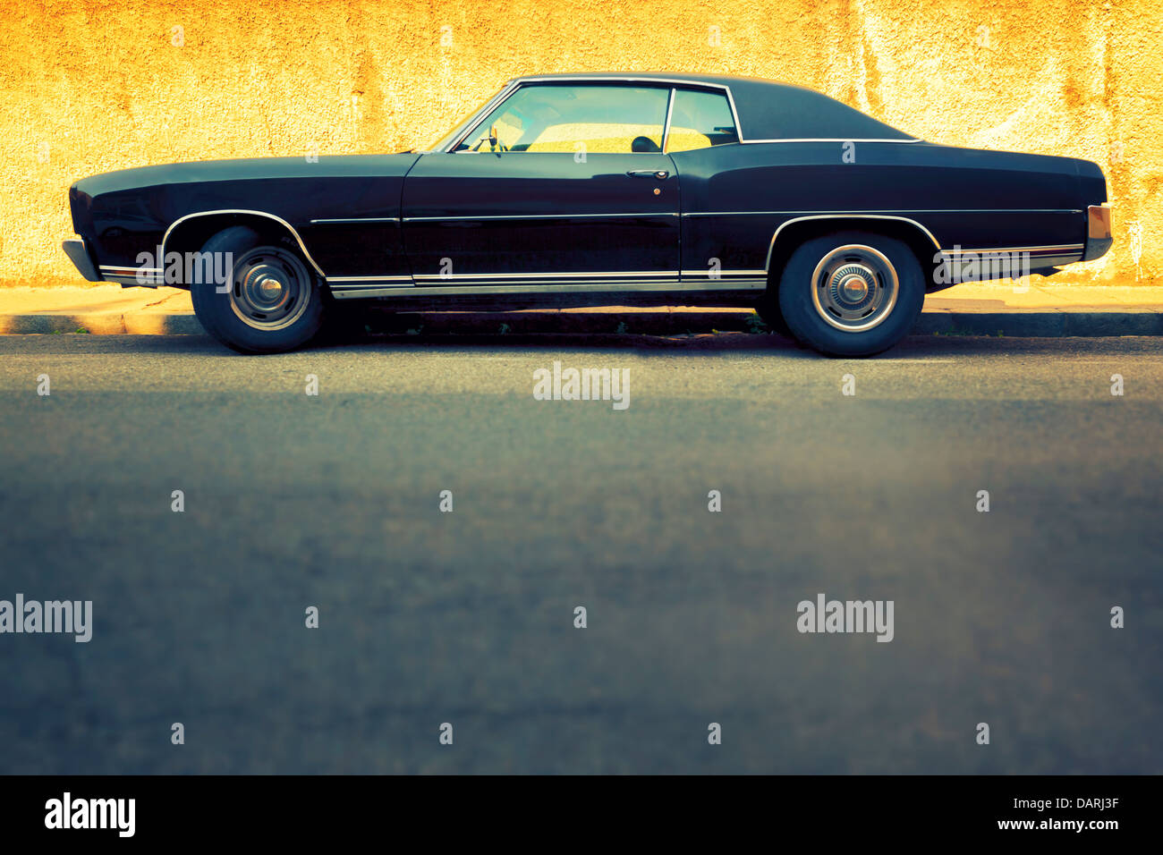 schwarzes Auto parkte auf der Straße Stockfoto