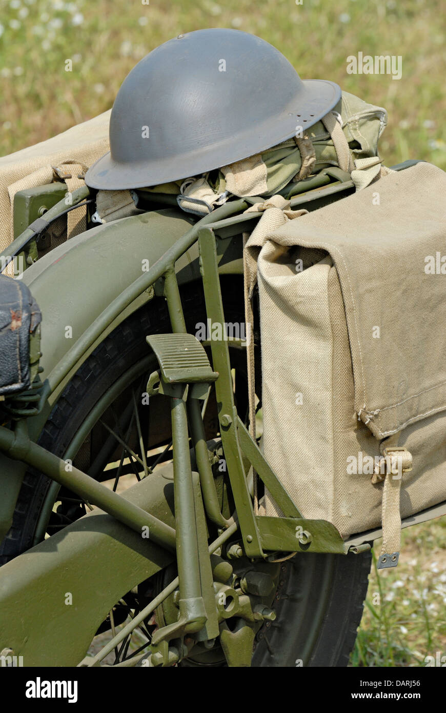 WW2 Army Helm und Tasche auf der Rückseite des militärischen Motorrad. Stockfoto