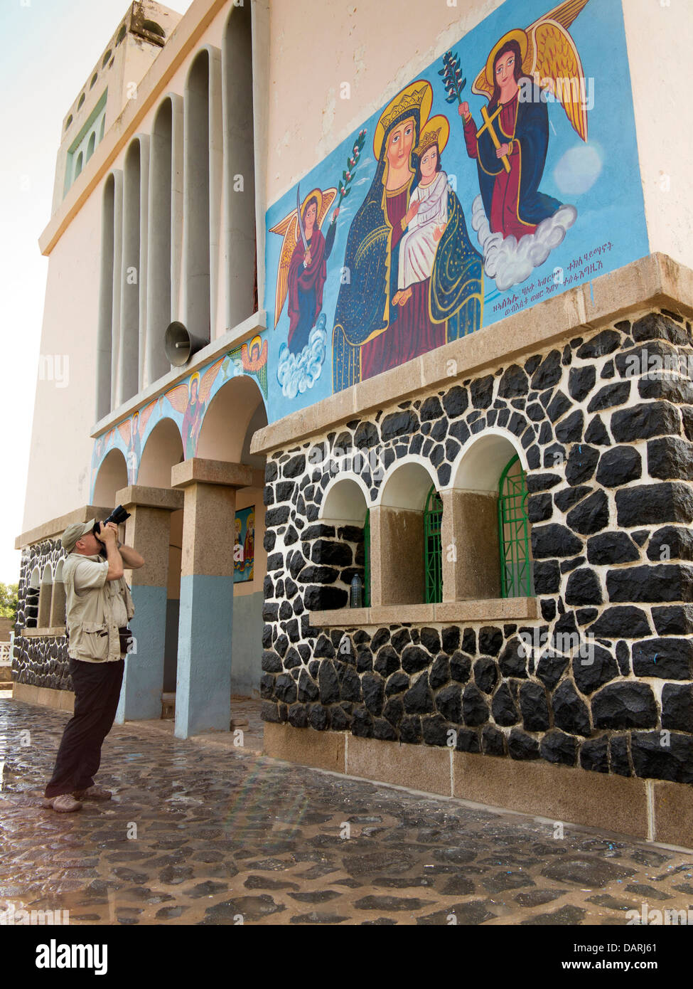 Afrika, Eritrea, Massawa, Tualud, Str. Marys Kathedrale Kirche westlichen Touristen fotografieren Jungfrau Maria Wandbild malte Stockfoto