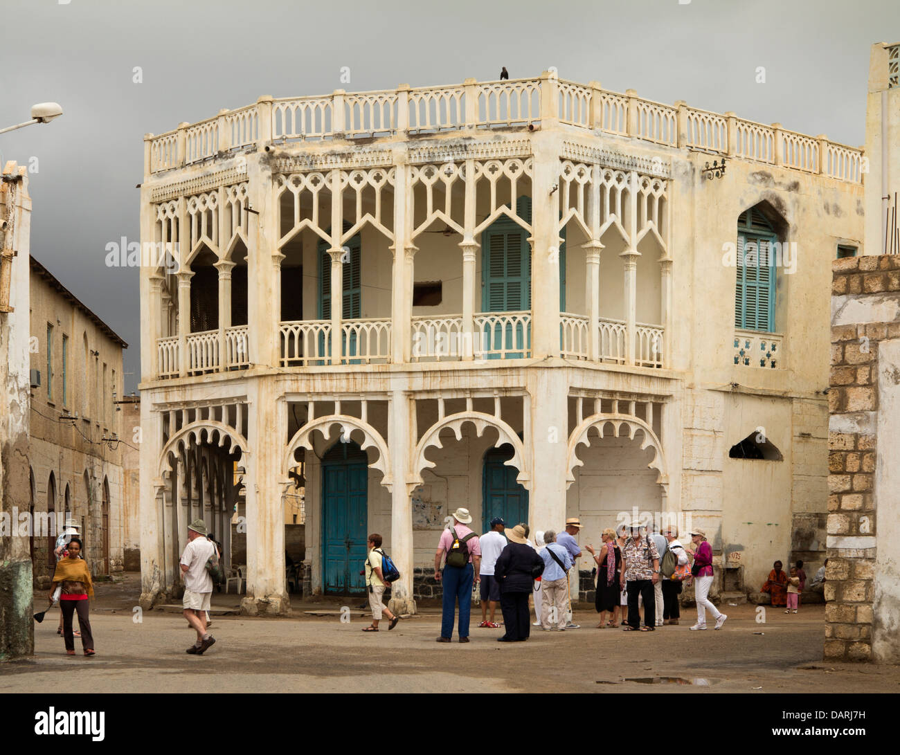 Afrika, Eritrea, Massawa, Altstadt, Gruppe von Kreuzfahrt Schiff Passagiere vor osmanischen Architekturgebäude Stockfoto