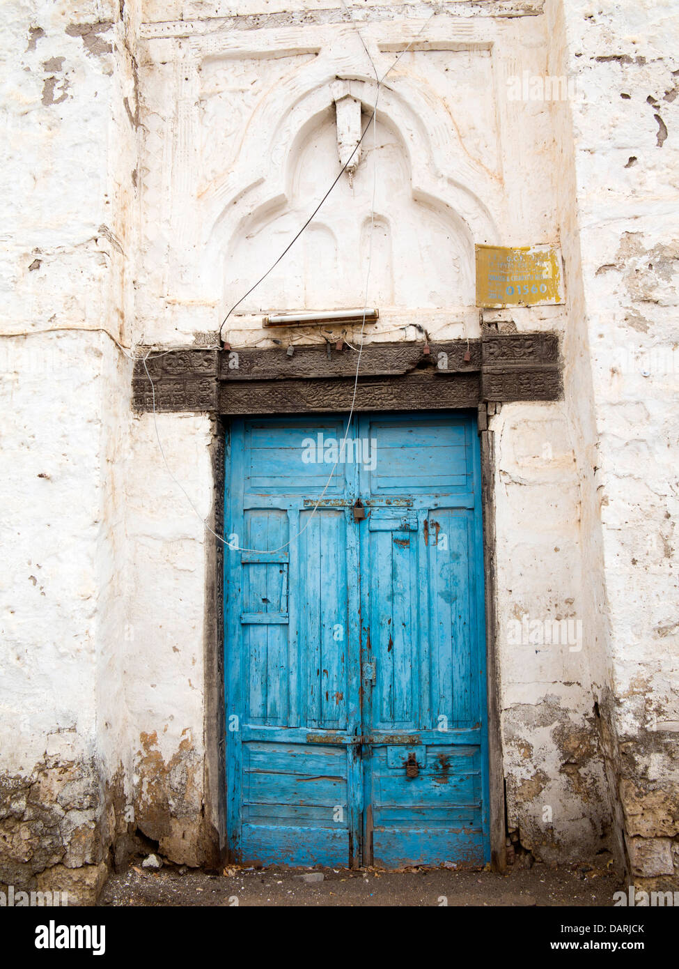 Afrika, Eritrea, Massawa, Old Town, blau bemalten Tür und verzierten Türsturz des baufälligen Gebäudes geschnitzt Stockfoto