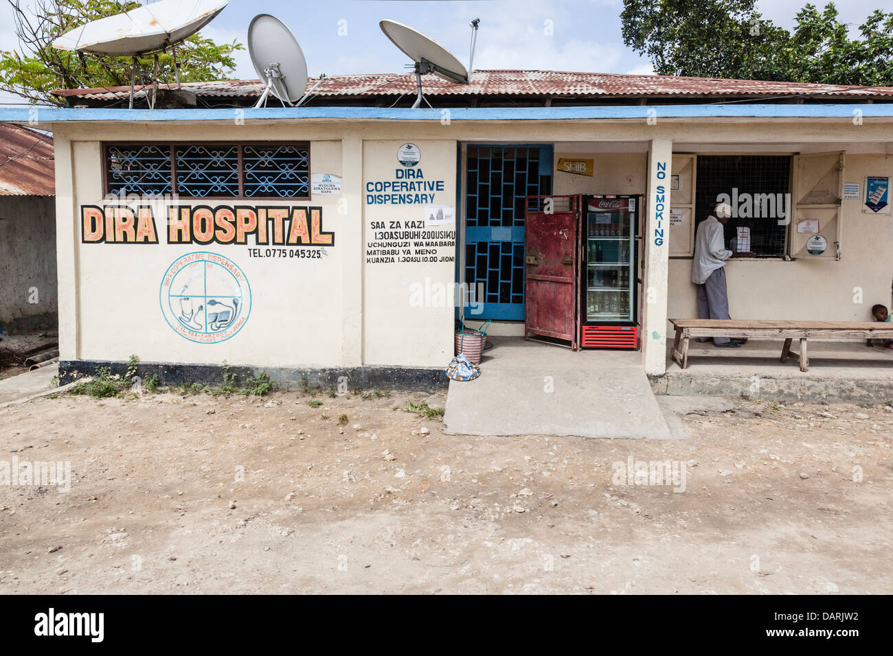 Afrika, Tansania, Zanzibar, Pemba Island, Chake Chake. Mann wartet draußen Dira-Krankenhaus. Stockfoto