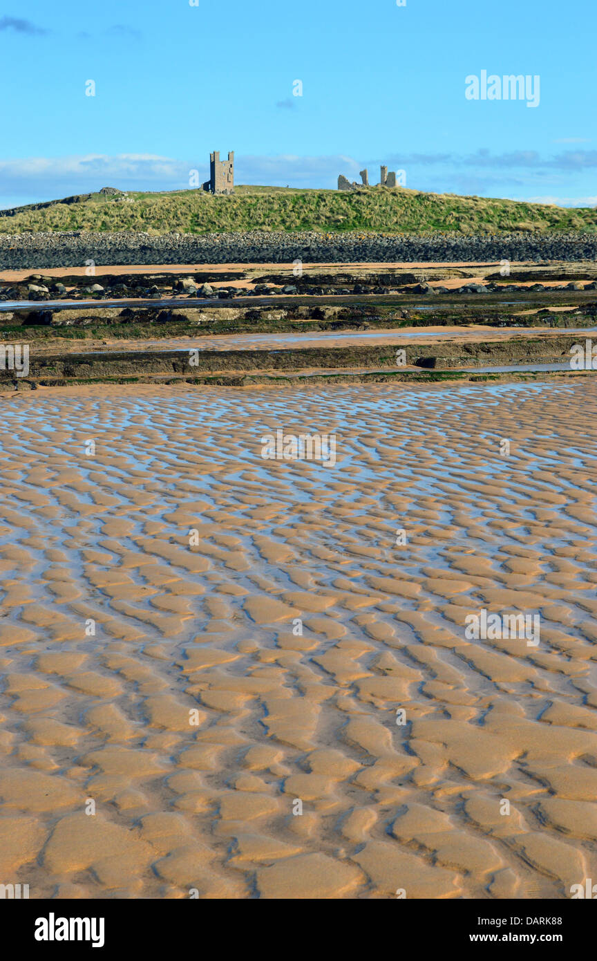 Embleton Strand und Dunstanburgh Castle St Oswald Weise lange Entfernung Fußweg Northumberland Küste Stockfoto