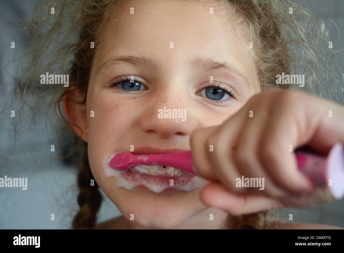 Fünf Jahre altes Mädchen reinigt ihre Zähne Stockfoto