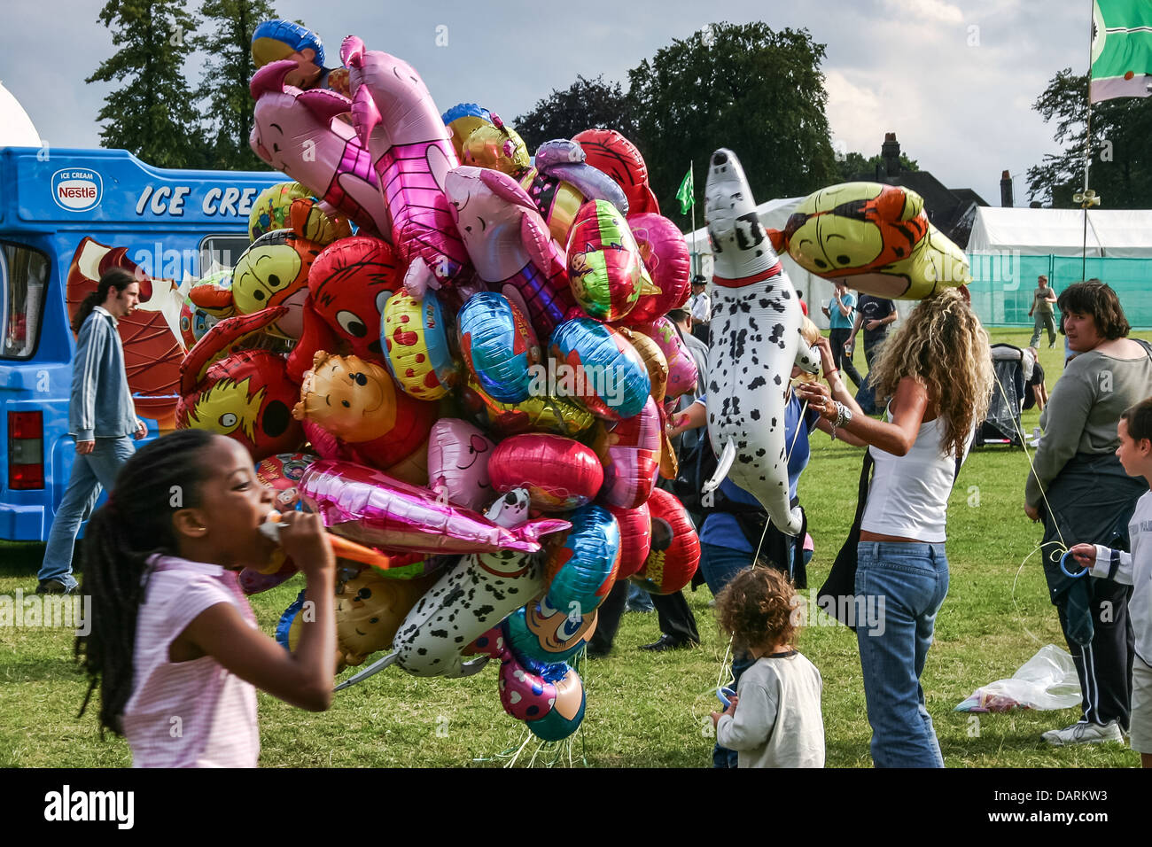 Ballon-Verkäufer verkaufen ihre Ballons im Lloyd Park in Croydon, Surrey Stockfoto