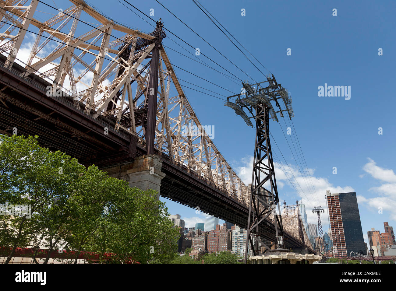 Die Queensboro Bridge und East River gesehen von Roosevelt Island in New York City Stockfoto