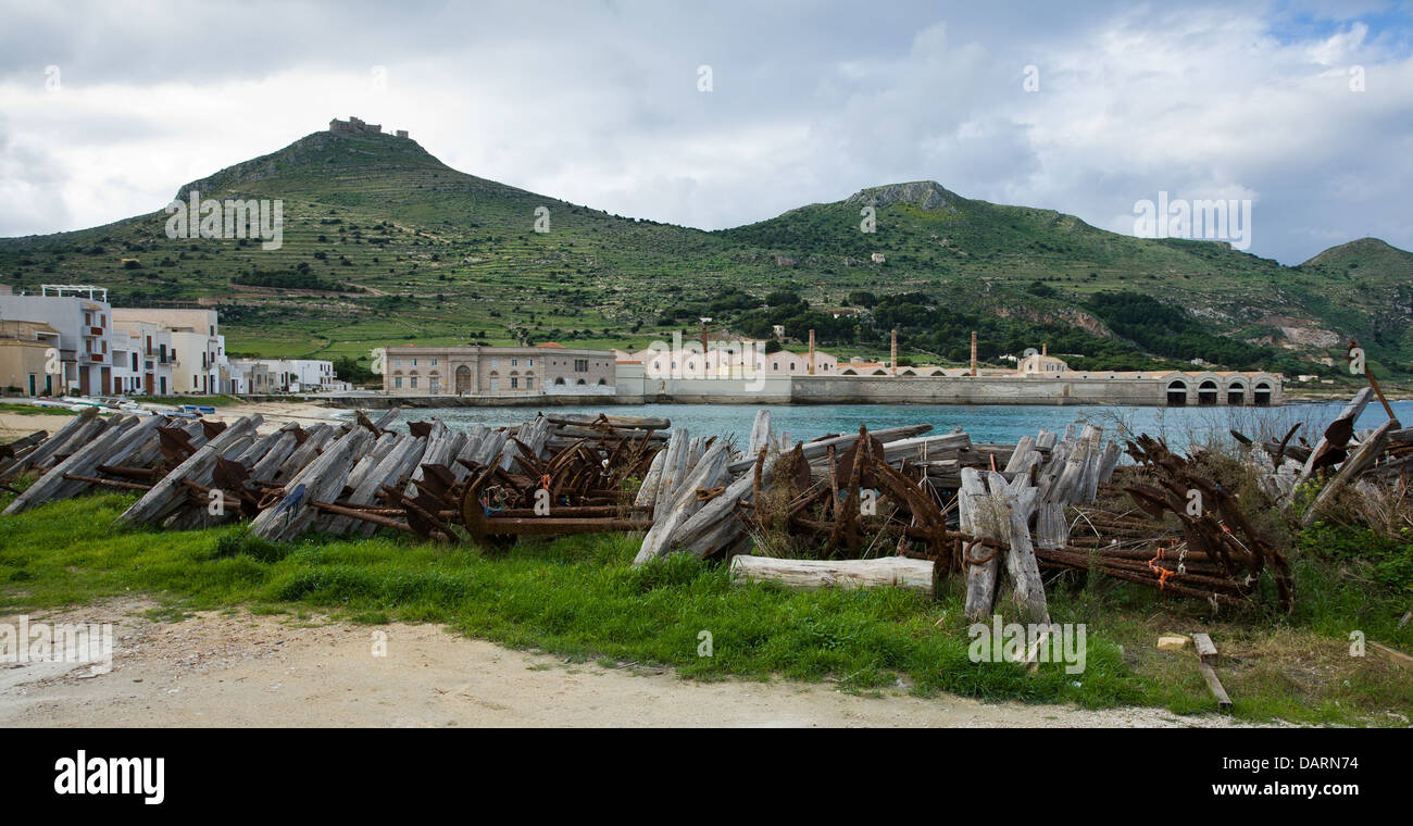 Die Küste und die Thunfischfabrik in Favignana in die Ägadischen Inseln, Sizilien. Stockfoto