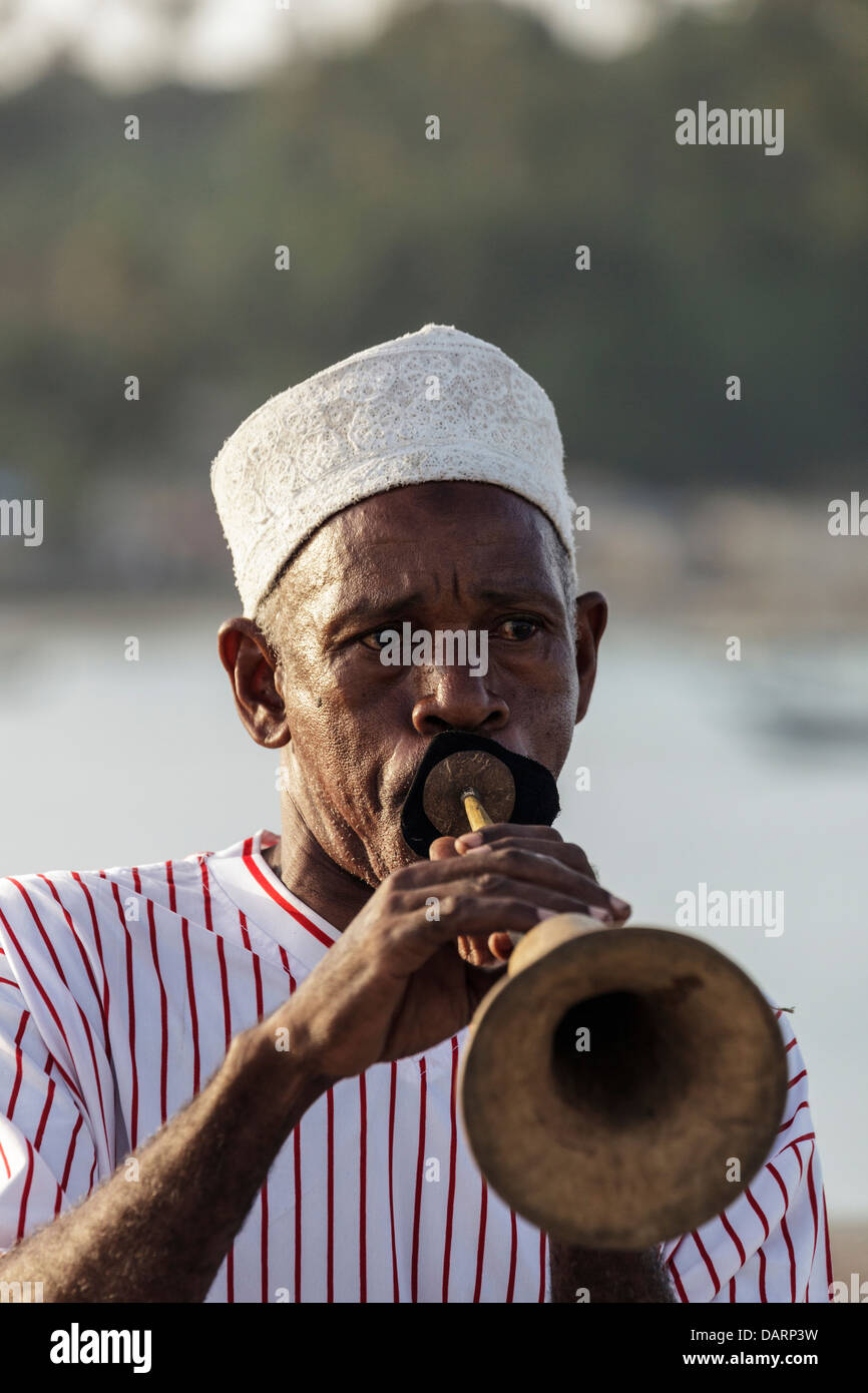 Afrika, Tansania, Sansibar, Pemba Island. Mann spielt den Zumari, einem traditionellen Horn-Instrument aus Holz geschnitzt. Stockfoto