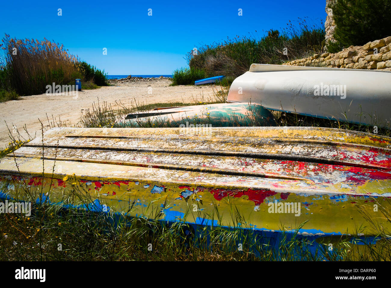 Verlassene Boot in Schutt und Asche an einem Strand in Spanien Stockfoto