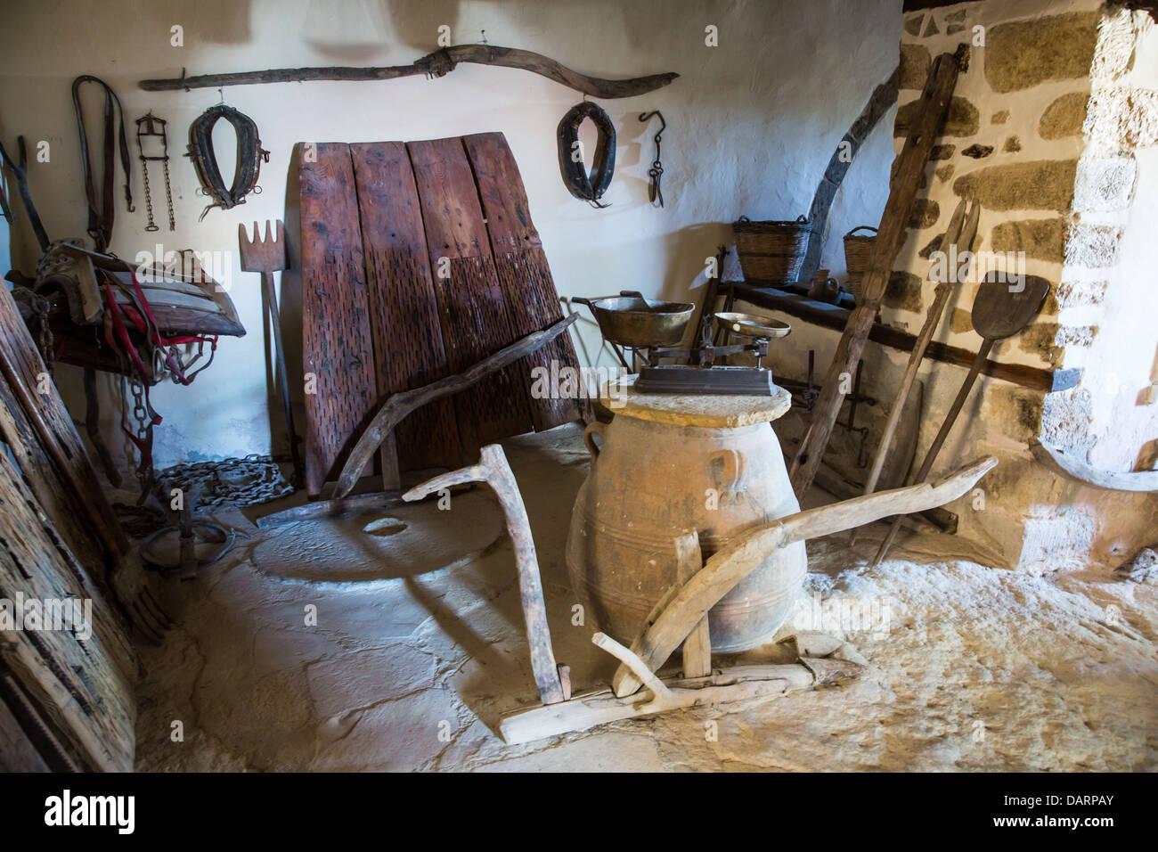 Museum mit Artefakten der Antike griechische Keramik und Lehm (Topf, Krug, Vase) im Kloster in Messara Tal Kreta, Griechenland Stockfoto