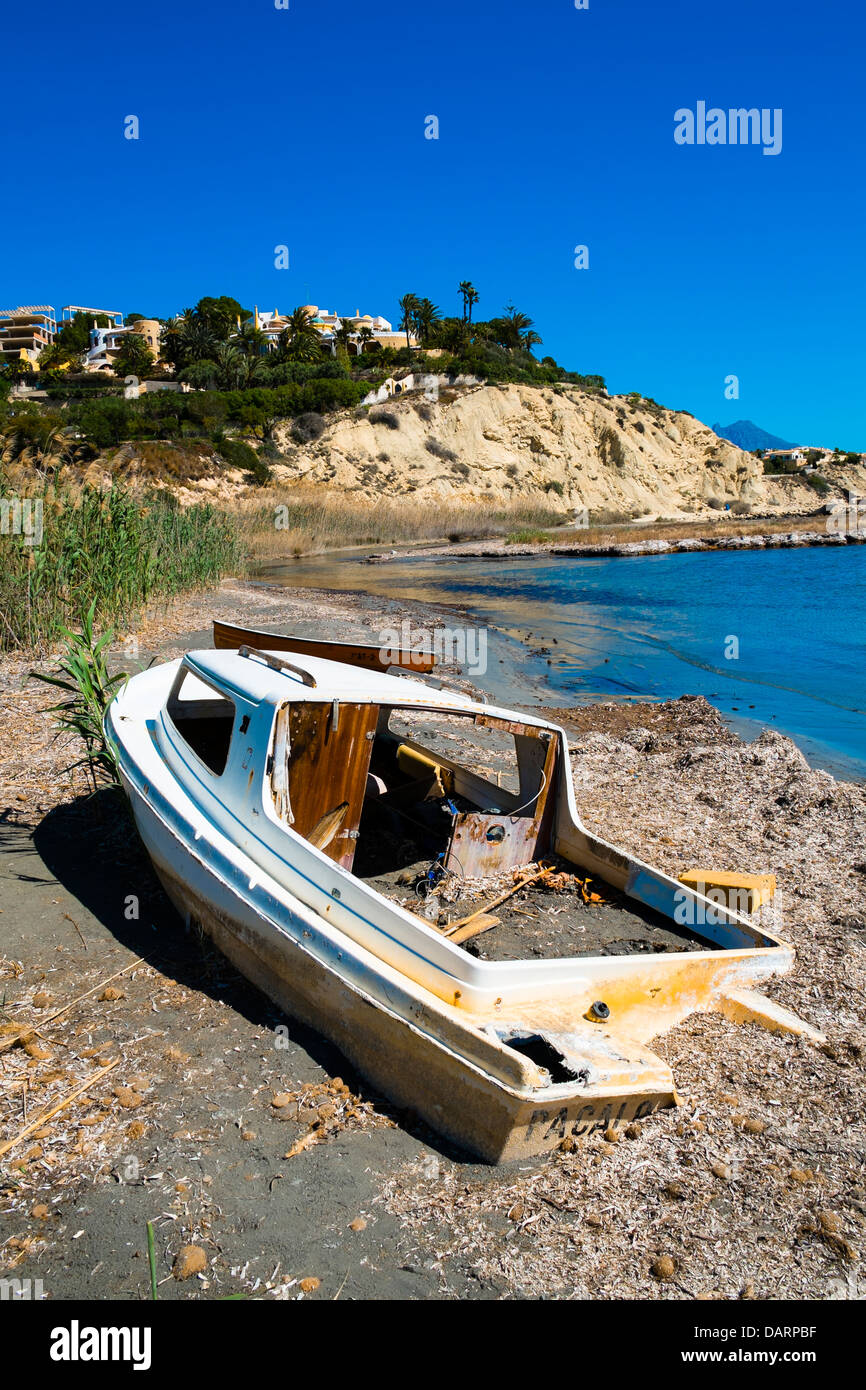 Verlassene Boot in Schutt und Asche an einem Strand in Spanien Stockfoto