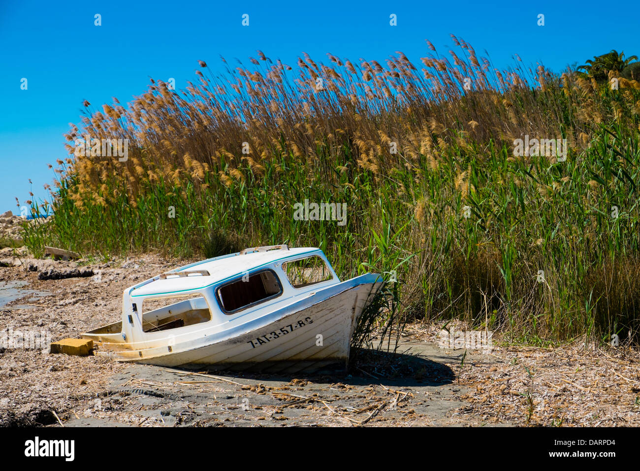 Verlassene Boot in Schutt und Asche an einem Strand in Spanien Stockfoto