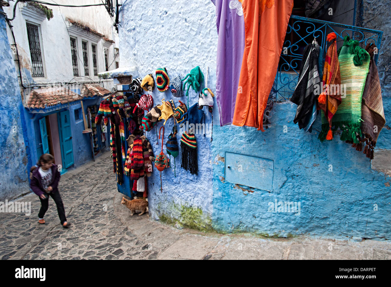 Textilgeschäfte in der blauen Medina von Chefchaouen. RIF-Region, Marokko Stockfoto