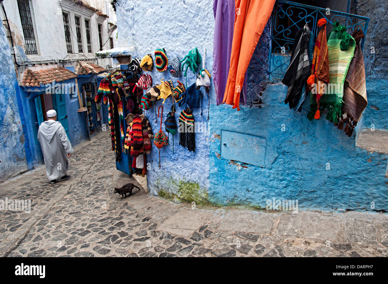 Textilgeschäfte in der blauen Medina von Chefchaouen. RIF-Region, Marokko Stockfoto