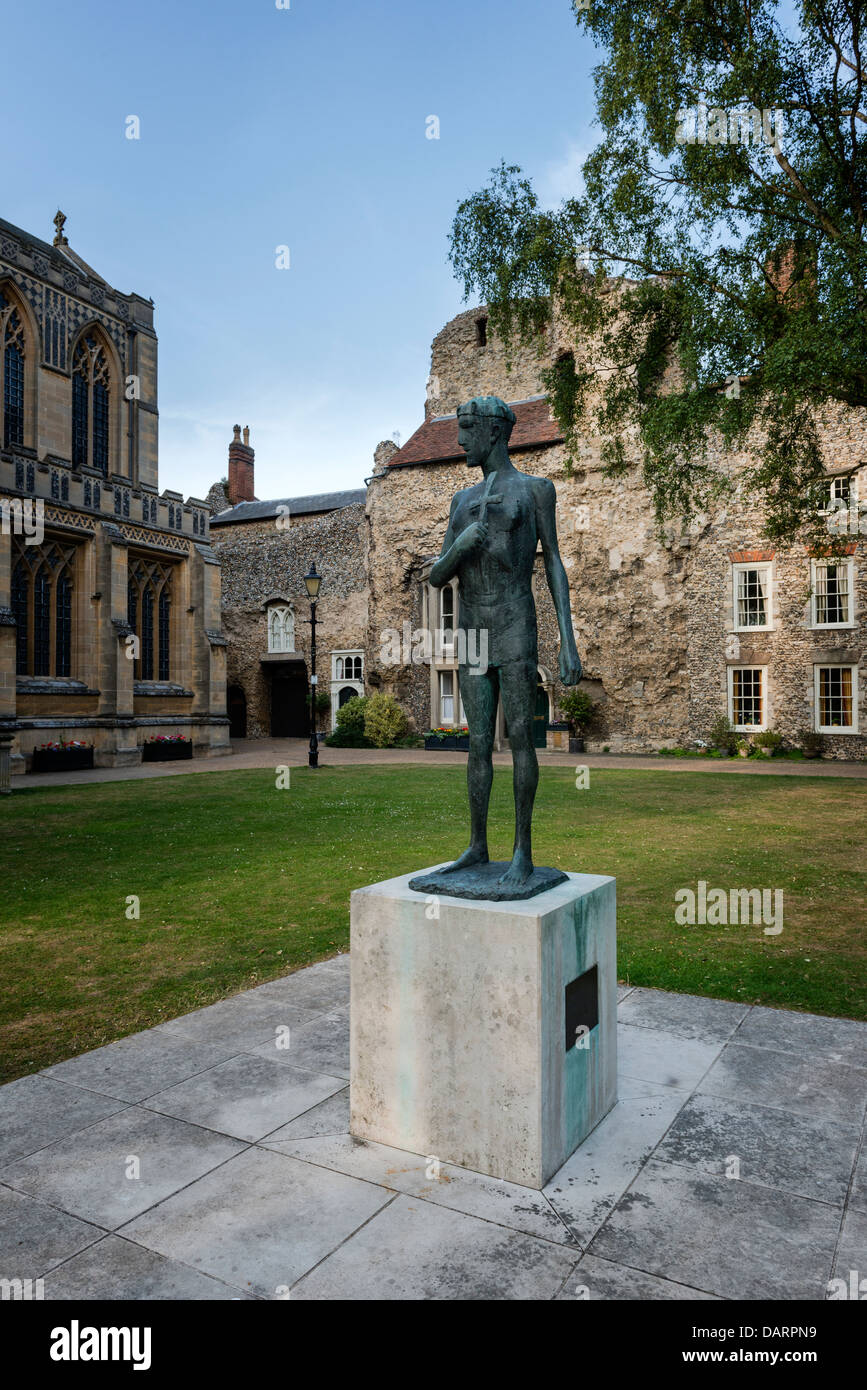 Statue von St. Edmund im großen Innenhof in der Abtei von Bury St Edmunds Stockfoto