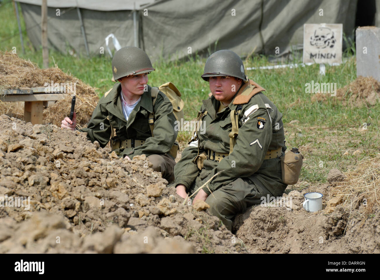 WW2-Enthusiasten in Uniform. Krieg und Frieden Wiederbelebung, Juli 2013. Folkestone Racecourse, Kent, England, UK. Stockfoto