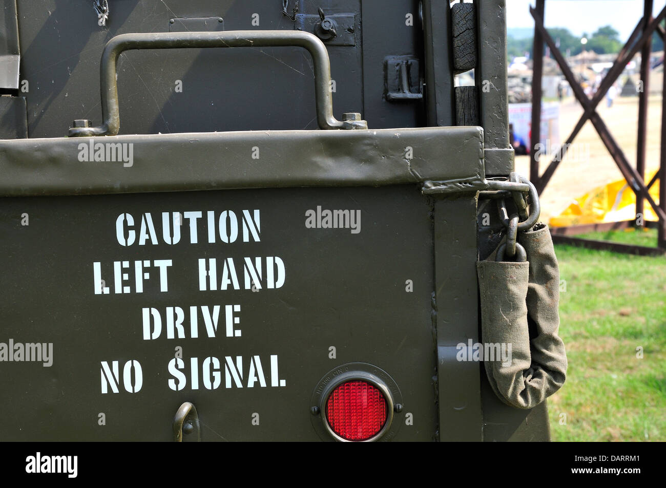 Amerikanische Militärfahrzeug. "Vorsicht, linker Hand-Antrieb, kein Signal" Krieg und Frieden Wiederbelebung, Juli 2013, Kent, England. Stockfoto