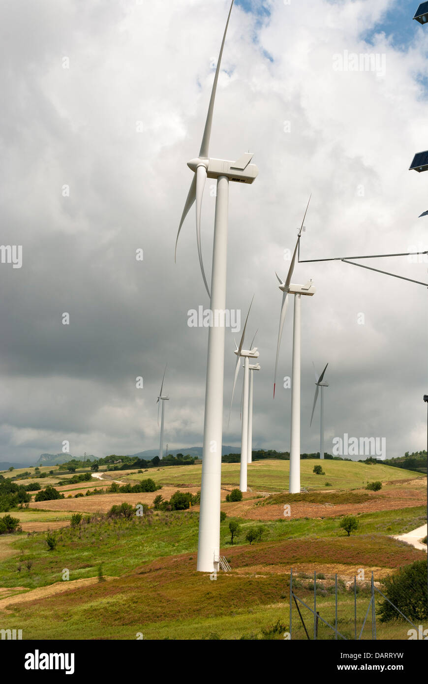 Windkraftanlagen in der Landschaft von Salerno in Italien Stockfoto