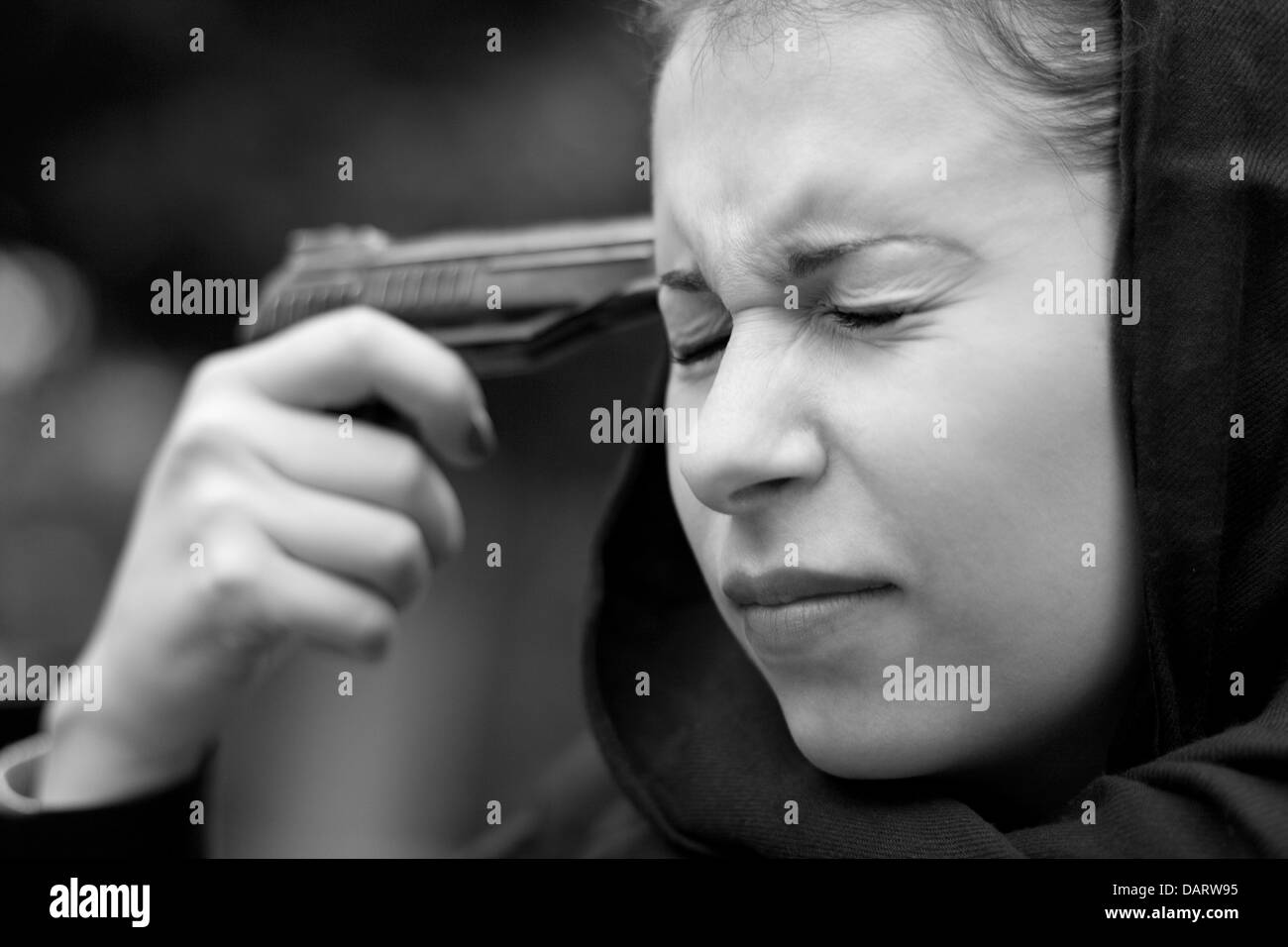 Selbstmord-Frau in schwarz Stockfoto