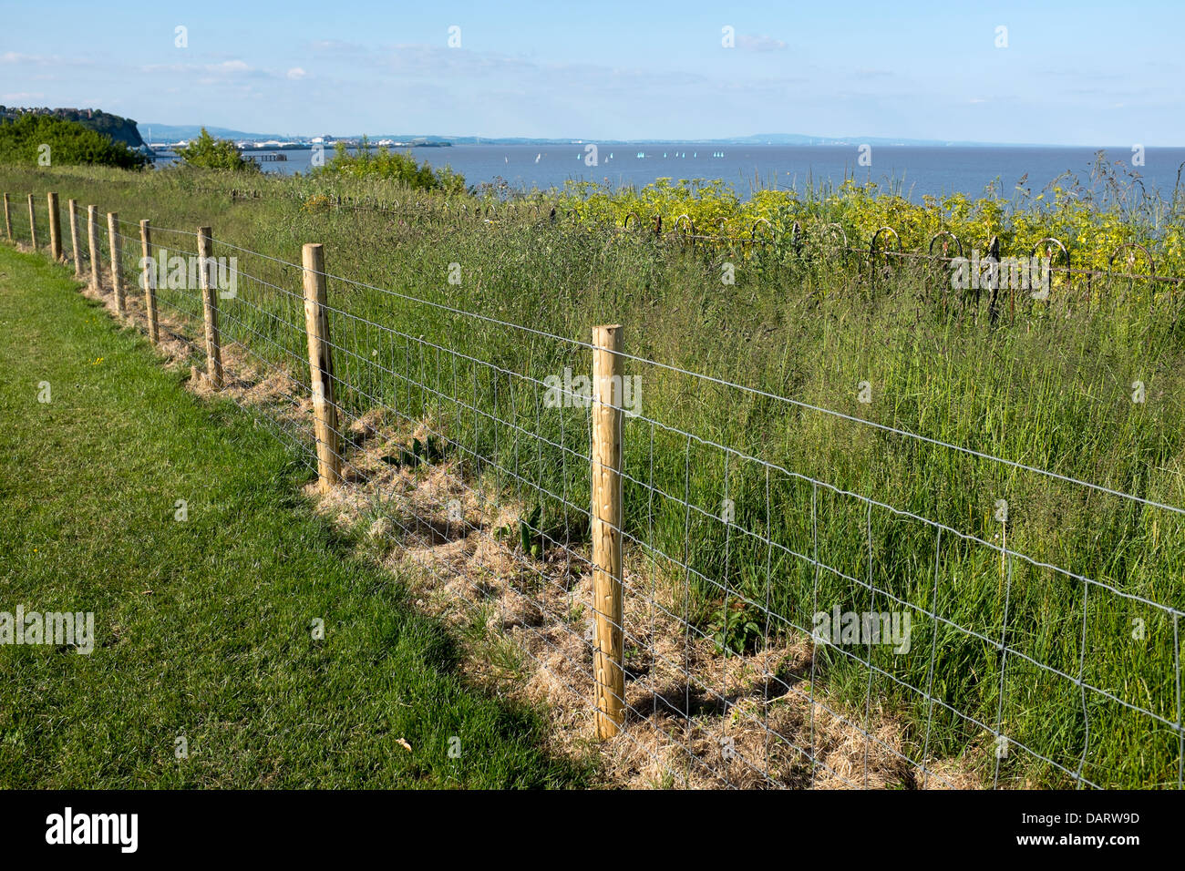 Doppelte Zäune entlang Cliffwalk in Penarth durch Cliff Erosion Stockfoto