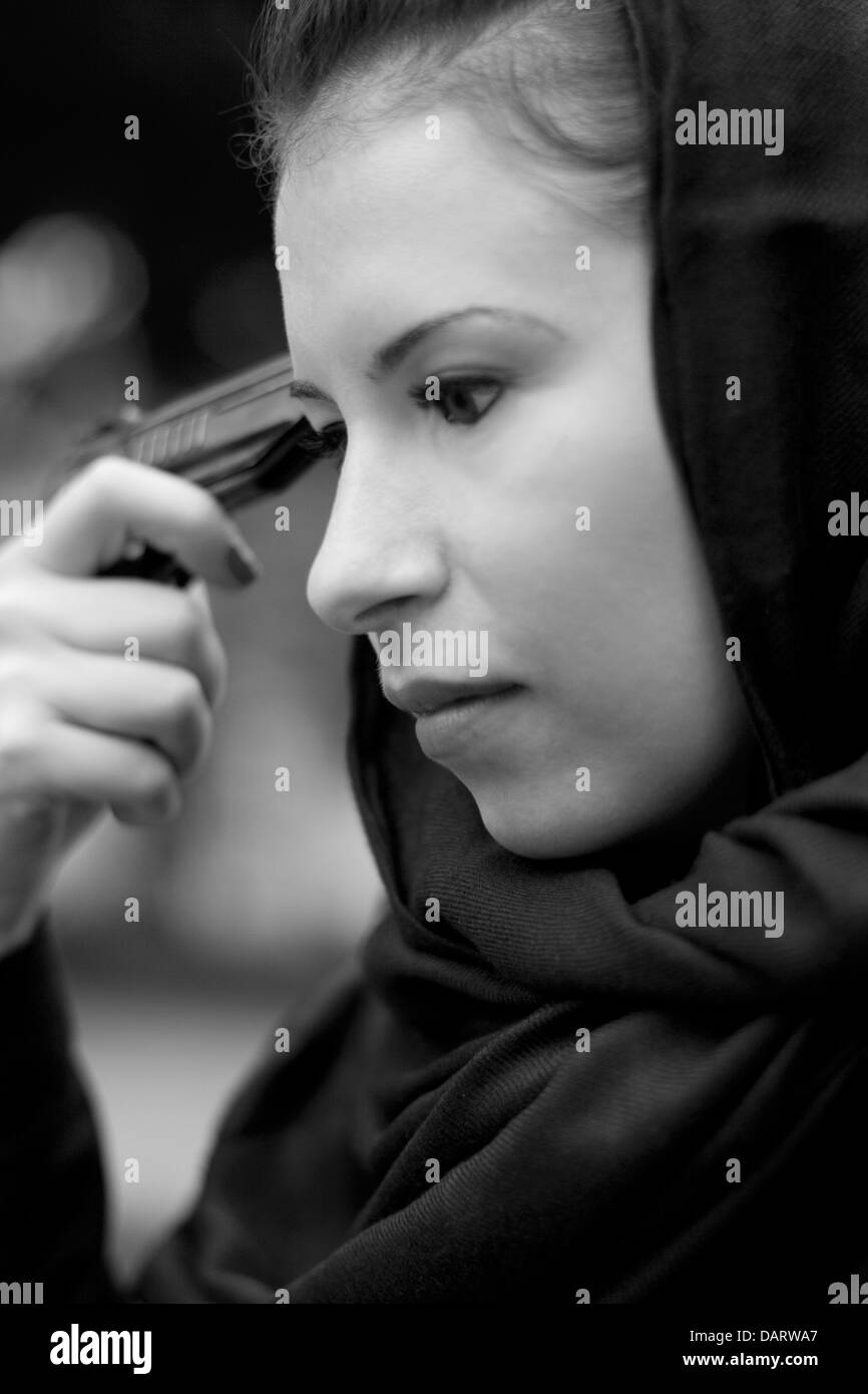 Selbstmord-Frau in schwarz Stockfoto