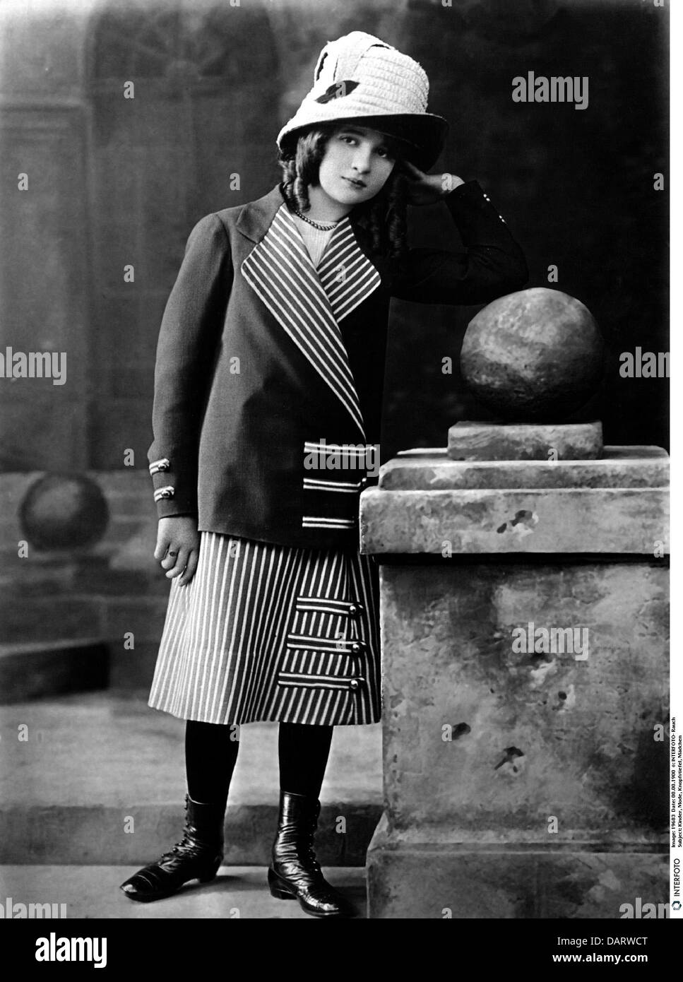 Menschen, Kinder, Mädchen (ca. 10 Jahre alt), volle Länge, ca. 1900, zusätzliche-Rechte-Clearenzen-nicht verfügbar Stockfoto