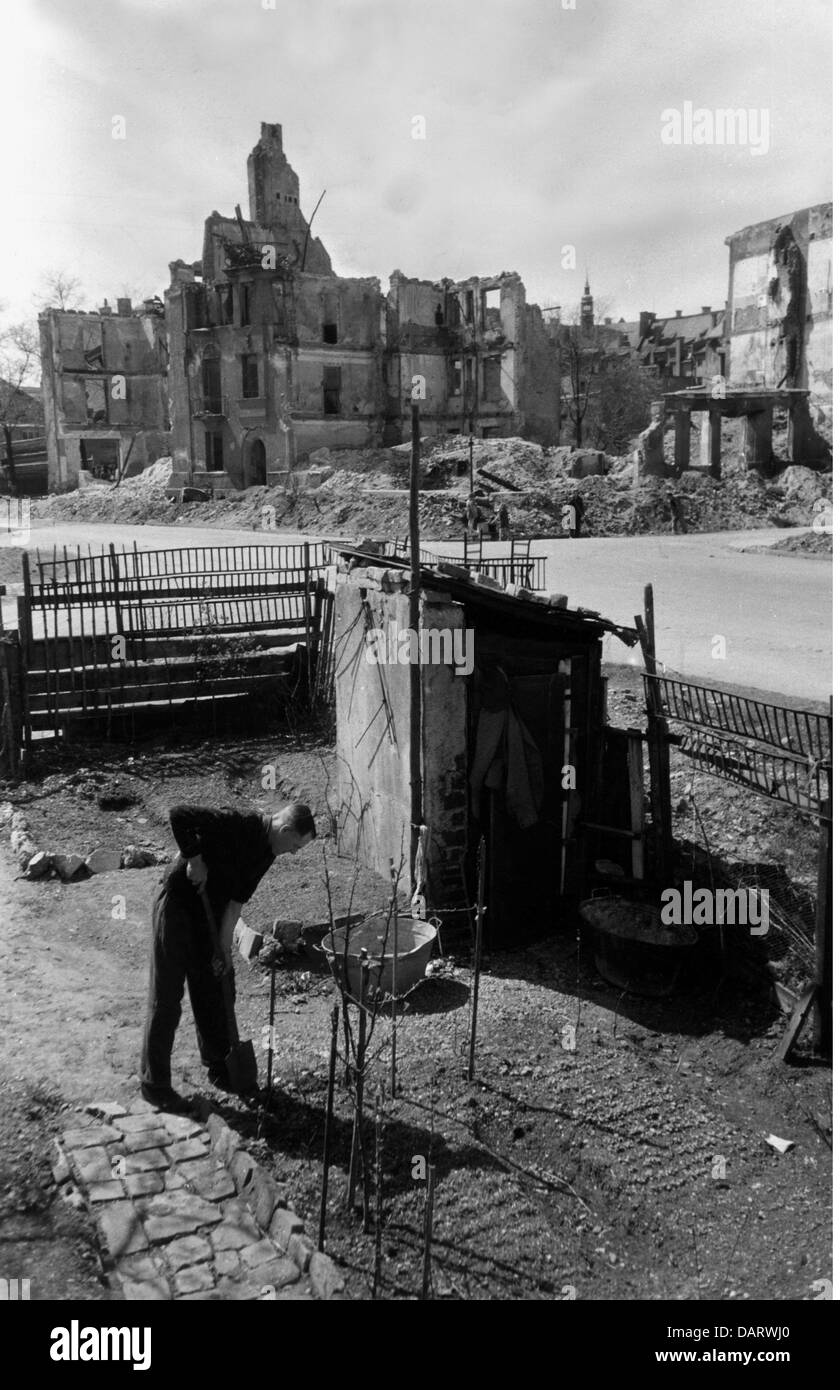 Nachkriegszeit, Elend und Not, Deutschland, Lebensmittelknappheit, Gartenarbeit unter Ruinen, 1947, Zusatzrechte-Clearences-nicht vorhanden Stockfoto