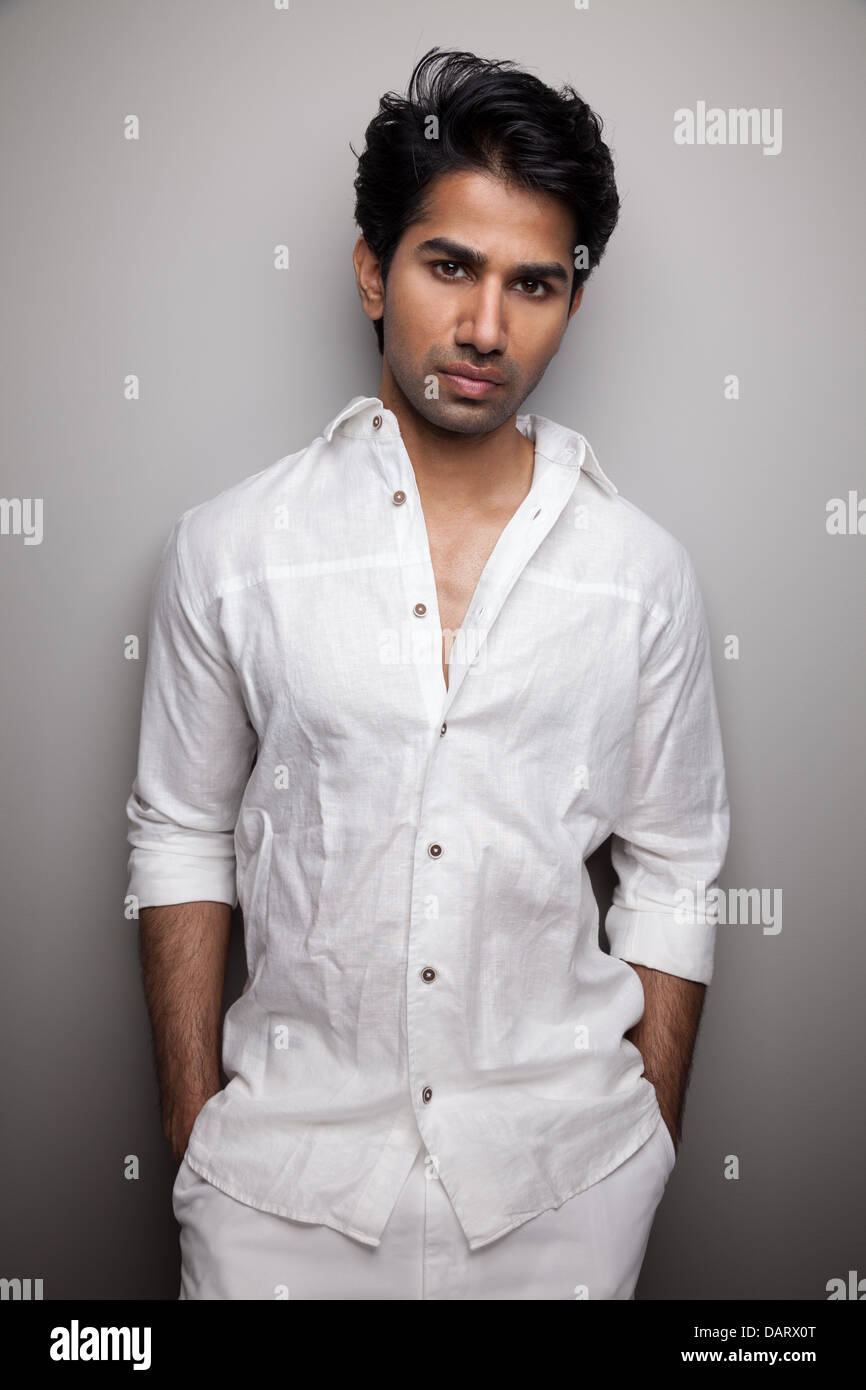 Junge indische Mann in weiß gekleidet Stockfoto