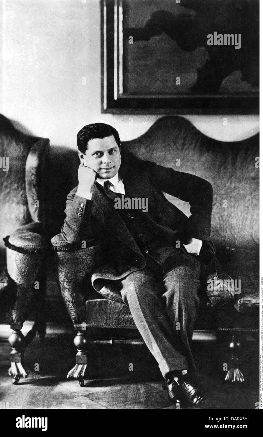 Reinhardt, Max, 9.9.1873 - 30.10.1943, österreichischer Schauspieler, Regisseur, halbe Länge, auf dem Sofa sitzend, 1920er Jahre, Stockfoto