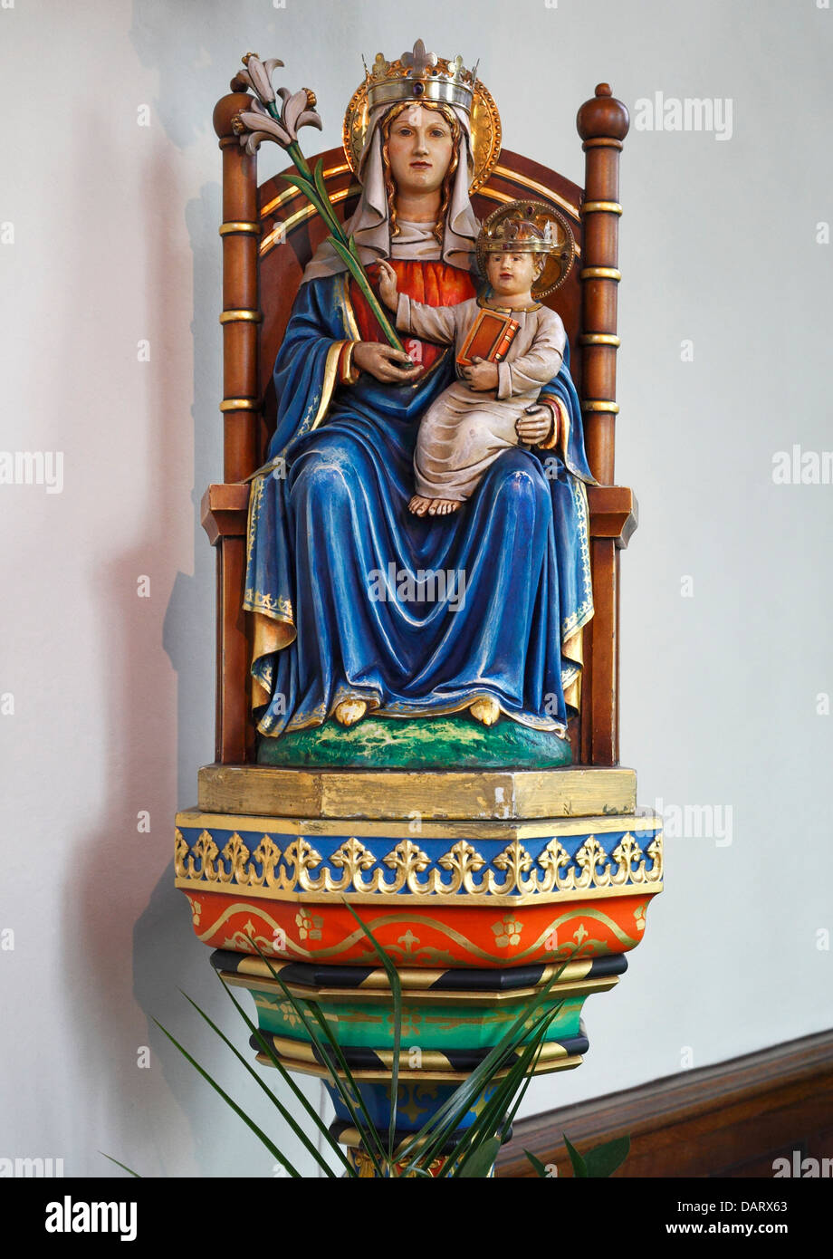 Die Statue unserer lieben Frau von Walsingham in der Pantoffel-Kapelle in Walsingham. Stockfoto