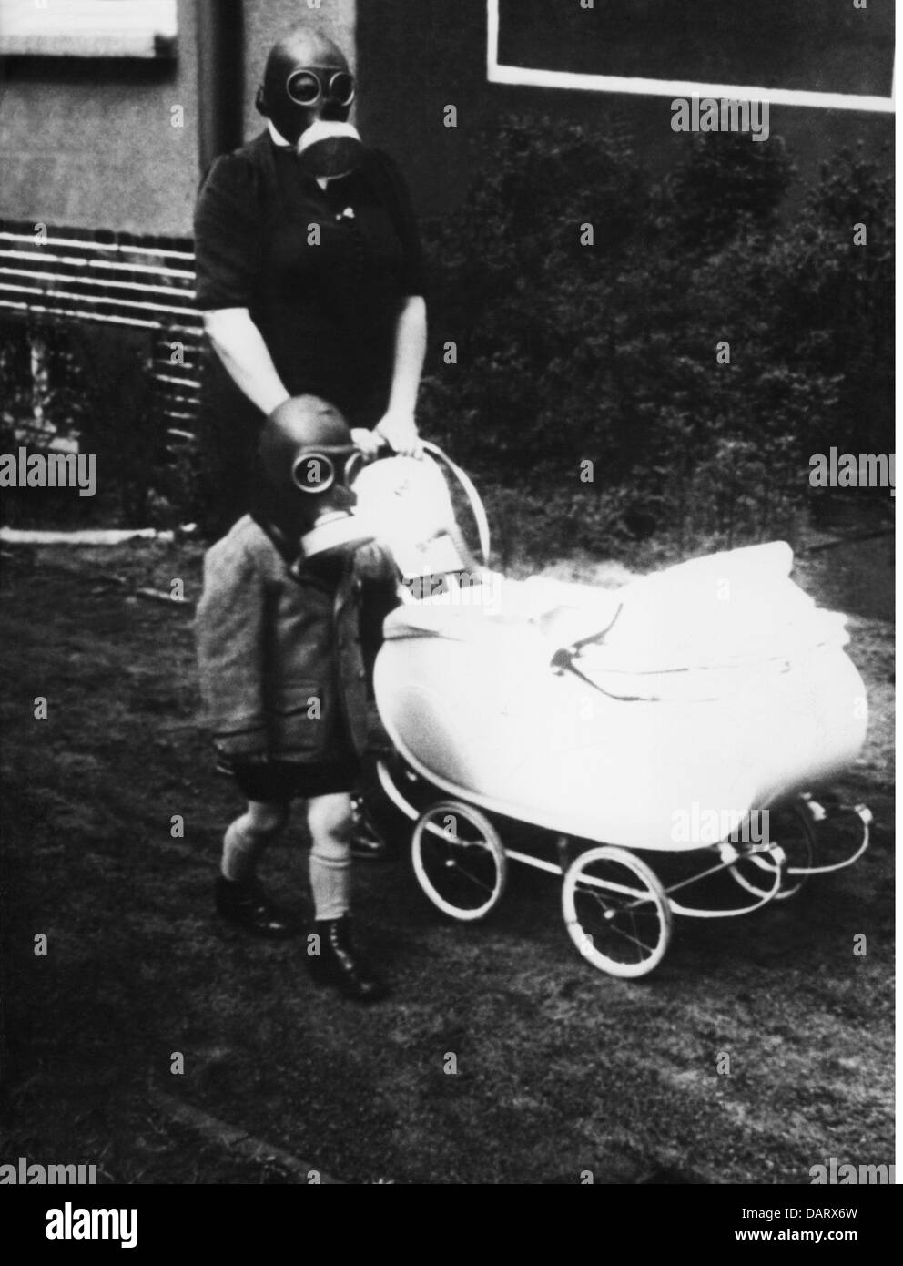 Nationalsozialismus / Nationalsozialismus, Politik, Luftschutzschutz, Volksgasmaske, Mutter und Kind mit Gasmasken, 1939, Zusatz-Rechte-Clearenzen-nicht vorhanden Stockfoto