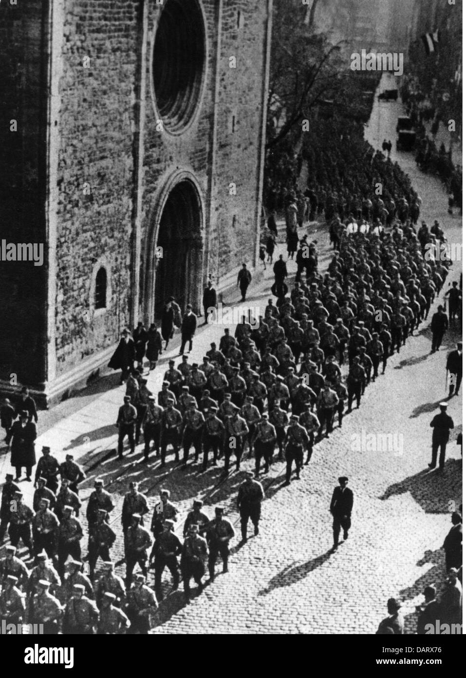 Nationalsozialismus / Nationalsozialismus, Organisationen, Sturmtruppen, (Sturmabteilung, SA), Treffen in Braunschweig, SA-Einheiten marschieren durch die Stadt, 18.10.1931, Zusatzrechte-Clearences-nicht vorhanden Stockfoto