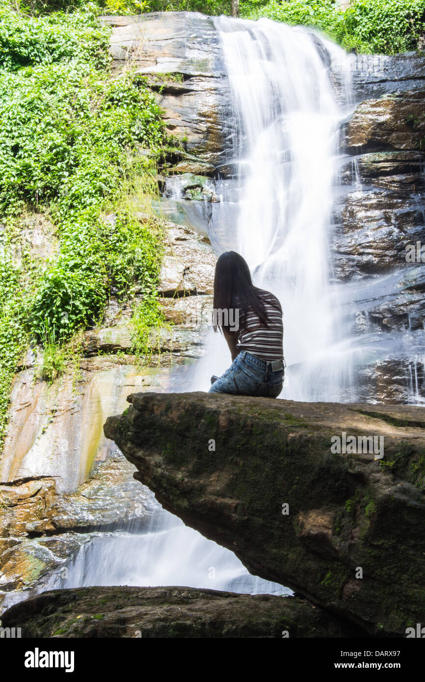 Thai Girl Look Tad Mork Wasserfall in Maerim, Chiangmai Thailand Stockfoto