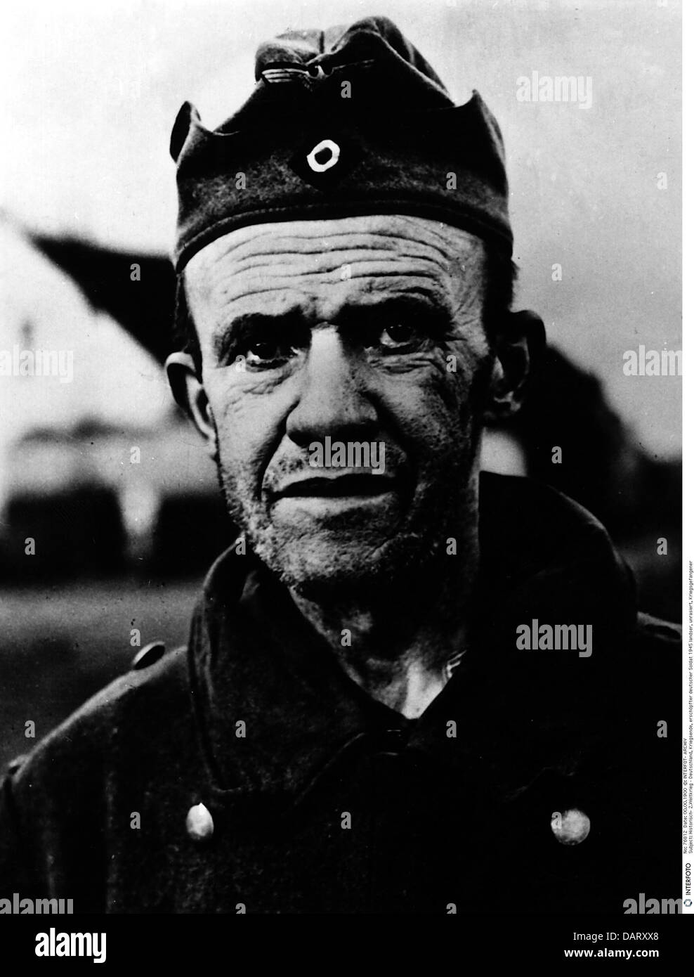 Ereignisse, 2. Weltkrieg, Deutschland, erschöpfter deutscher Soldat in Kriegsgefangenschaft, um 1945, Zusatzrechte-Clearences-nicht vorhanden Stockfoto