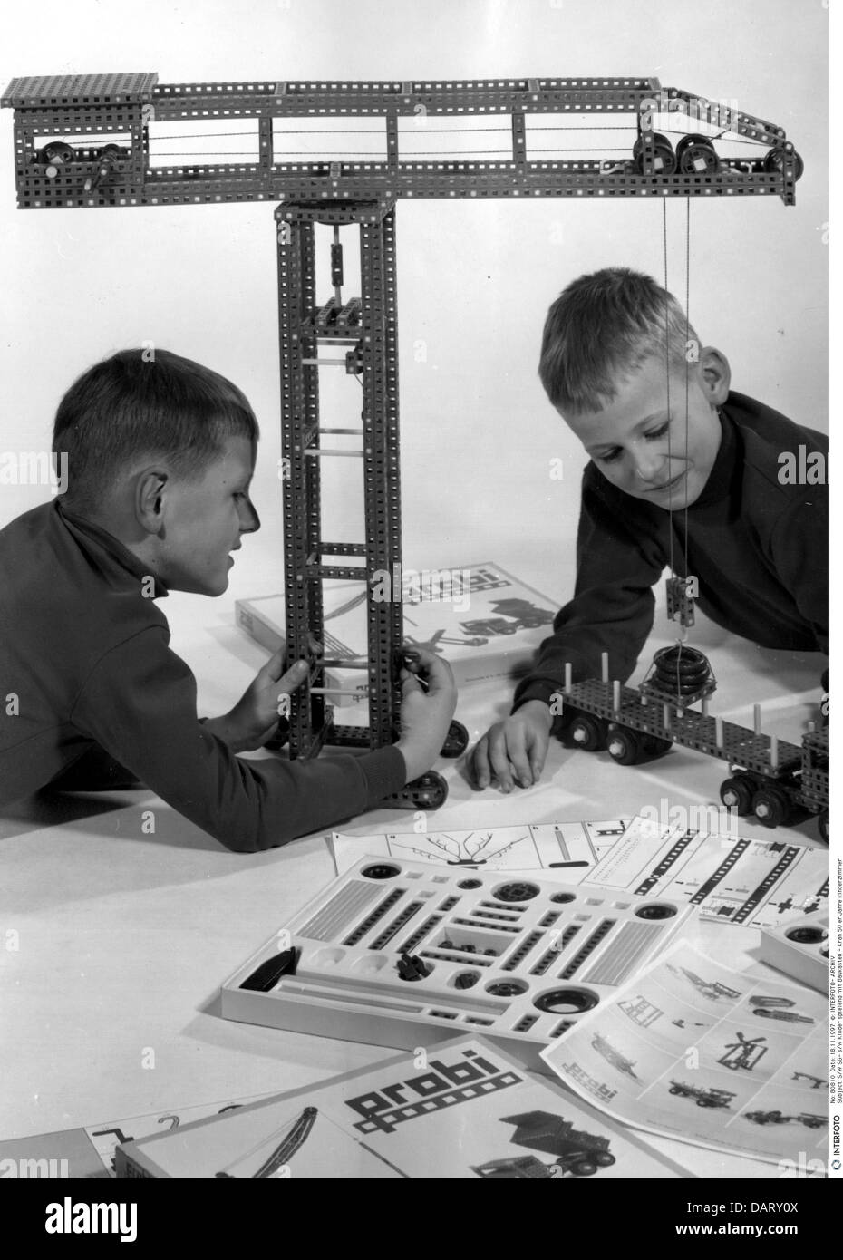 Menschen, Kinder, Jungen spielen mit dem Gebäude, 1950er Jahre, , zusätzliche-Rechte-Clearences-nicht vorhanden Stockfoto