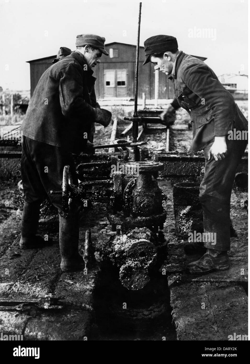 Energie, Erdöl, Arbeiter Montage von Pipelines, Emsland, 1950er Jahre, zusätzliche-Rechte-Clearences-nicht verfügbar Stockfoto