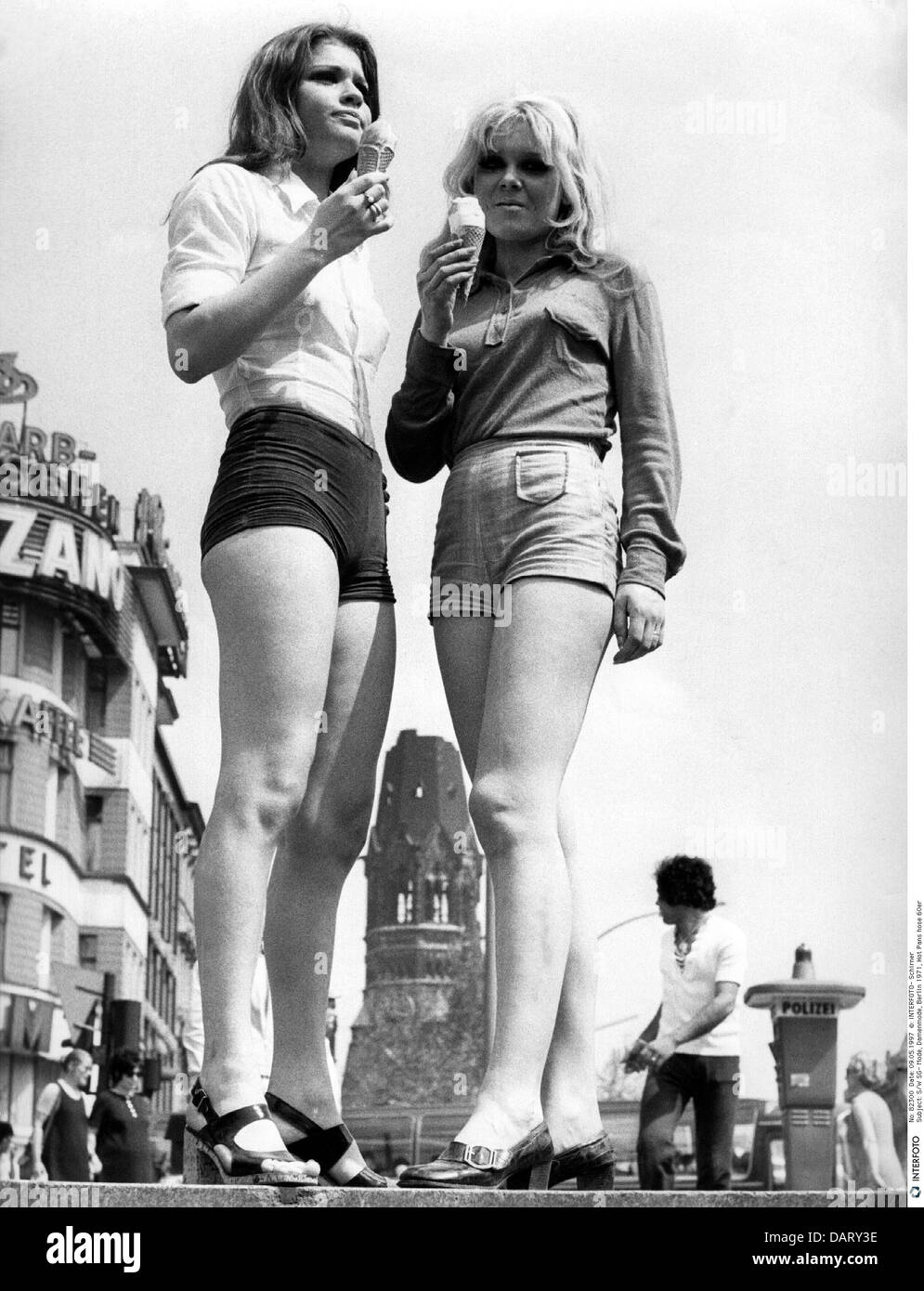 Mode, 1970er Jahre, Damen Mode, Hot Pants, zwei junge Frauen, die vor der KaiserWilhelm