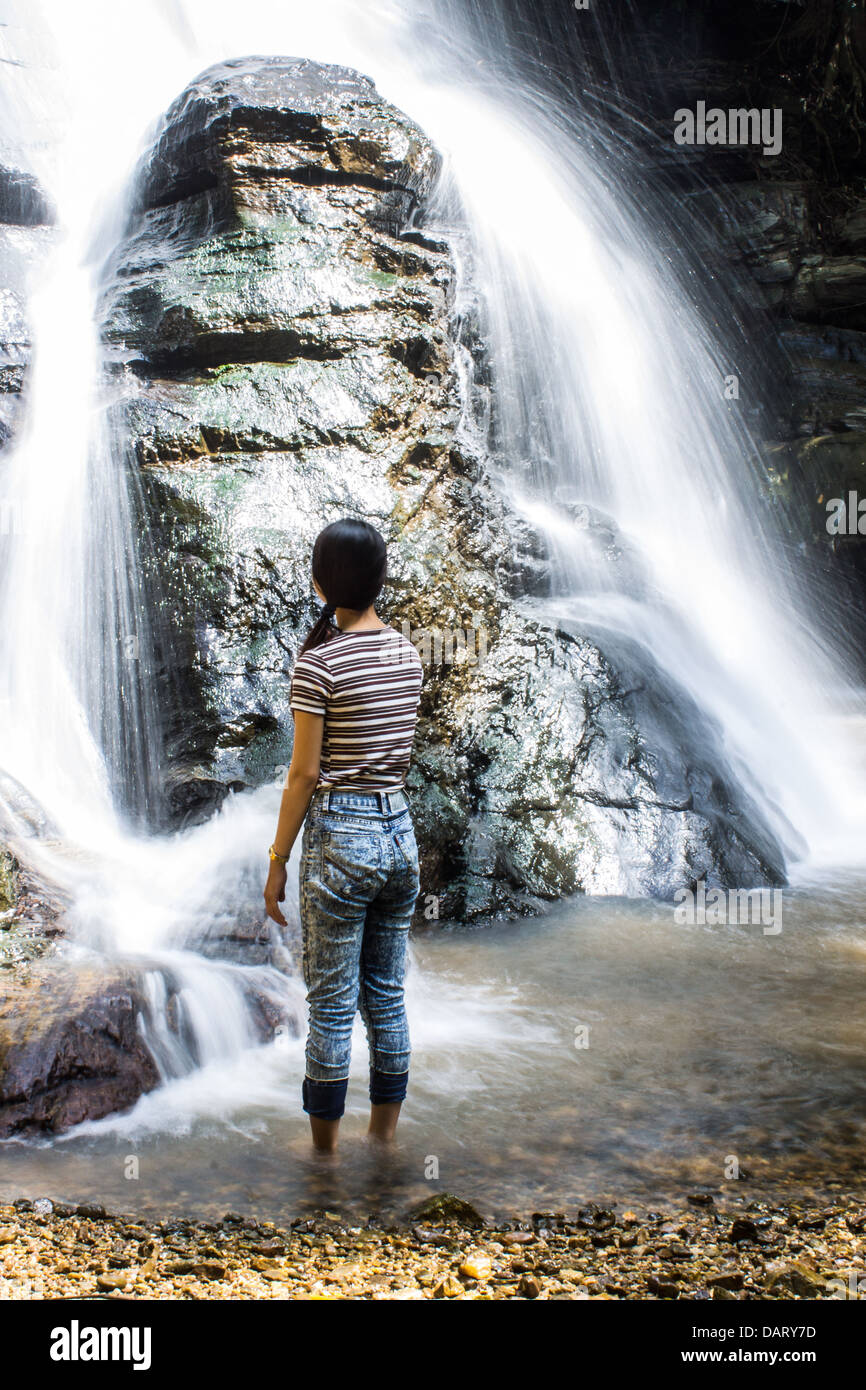 Thai Girl Look Tad Mork Wasserfall in Maerim, Chiangmai Thailand Stockfoto