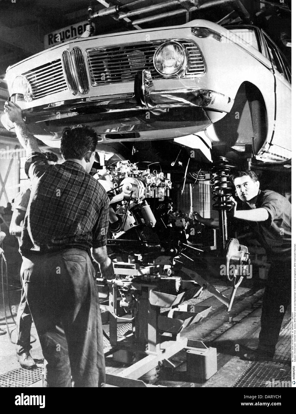 Transport / Transport, Auto, Fahrzeugvarianten, BMW, Automechaniker Einbringen Motor in die Karosserie, BMW Garage, München, Deutschland, um 1970, Zusatzrechte-Abfertigung-nicht vorhanden Stockfoto