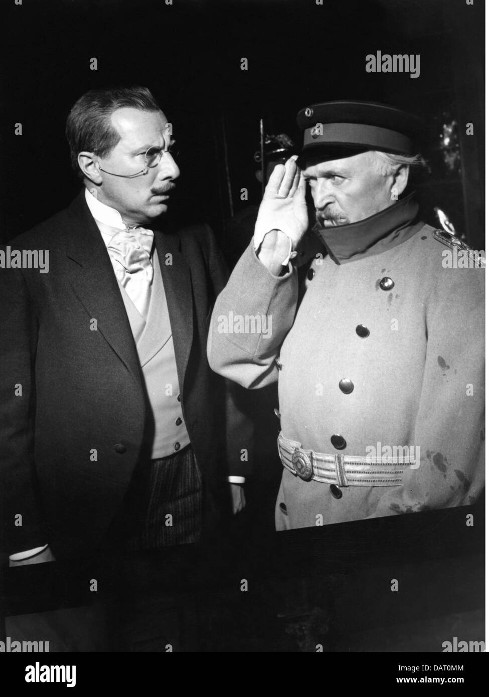 Theater, Theaterstück, 'der Kapitän aus Köpenick', von Carl Zuckmayer, Szene mit: Martin Held, Werner Krauss, Schiller Theater, Berlin, 1954, Zusatzrechte-Clearences-nicht vorhanden Stockfoto
