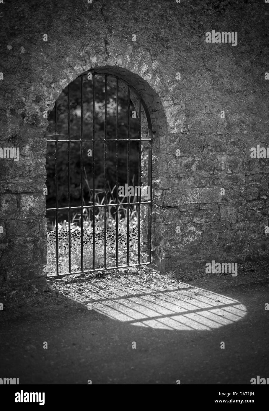 Tor und Schatten in der Mauer aus Granit Stockfoto