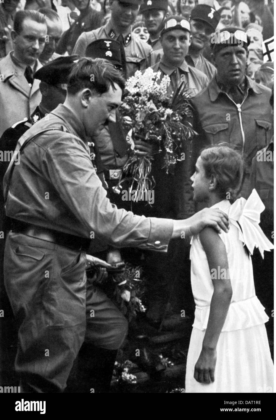 Hitler, Adolf, 20.4.1889 - 30.4.1945, deutscher Politiker (NSDAP), mit einem jungen Mädchen, Wahlkampf, 1932, Stockfoto