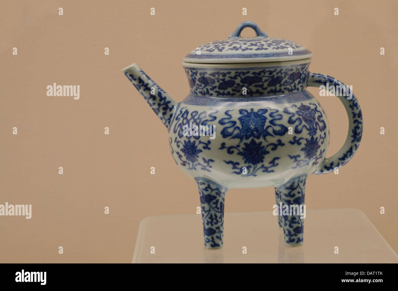 China, Shanghai, Shanghai Museum. Blau unter Glasur er (Topf), Jingdezhen Ware, Qing-Dynastie (ca. AD 1821-1850). Stockfoto